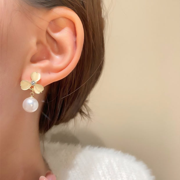 ARETES TRÉBOL CON PERLA