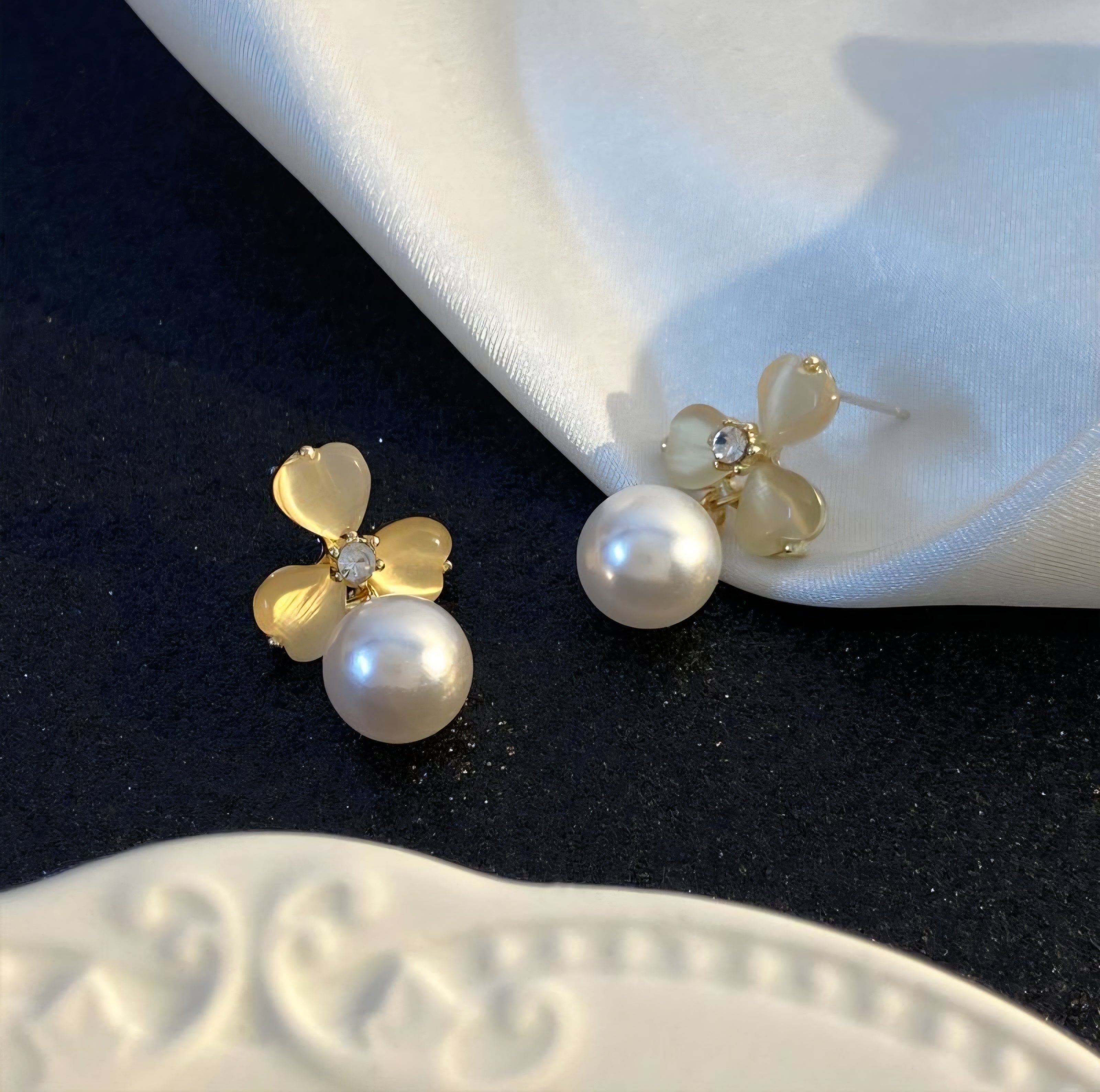 ARETES TRÉBOL CON PERLA