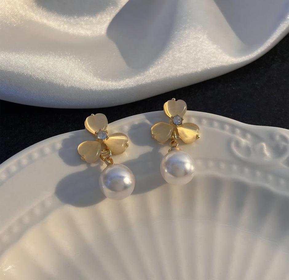 ARETES TRÉBOL CON PERLA