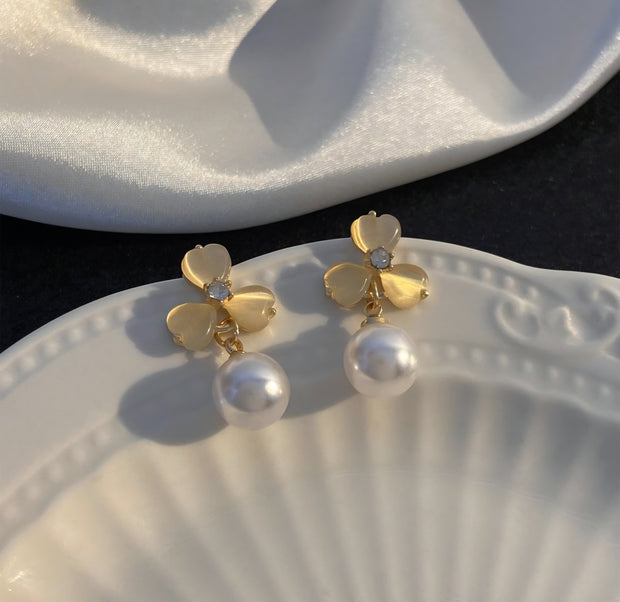 ARETES TRÉBOL CON PERLA