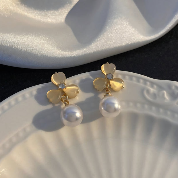 ARETES TRÉBOL CON PERLA