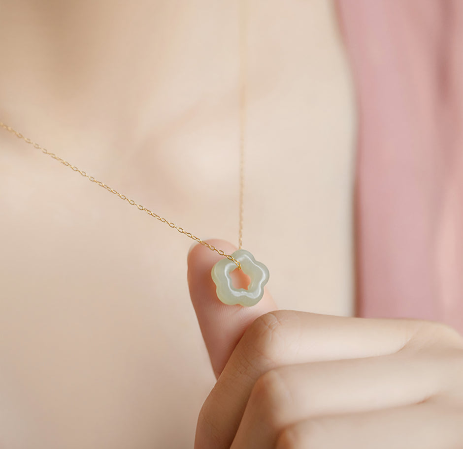 COLLAR FLOR DE CIRUELO EN JADE