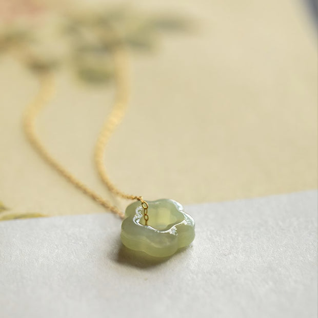 COLLAR FLOR DE CIRUELO EN JADE