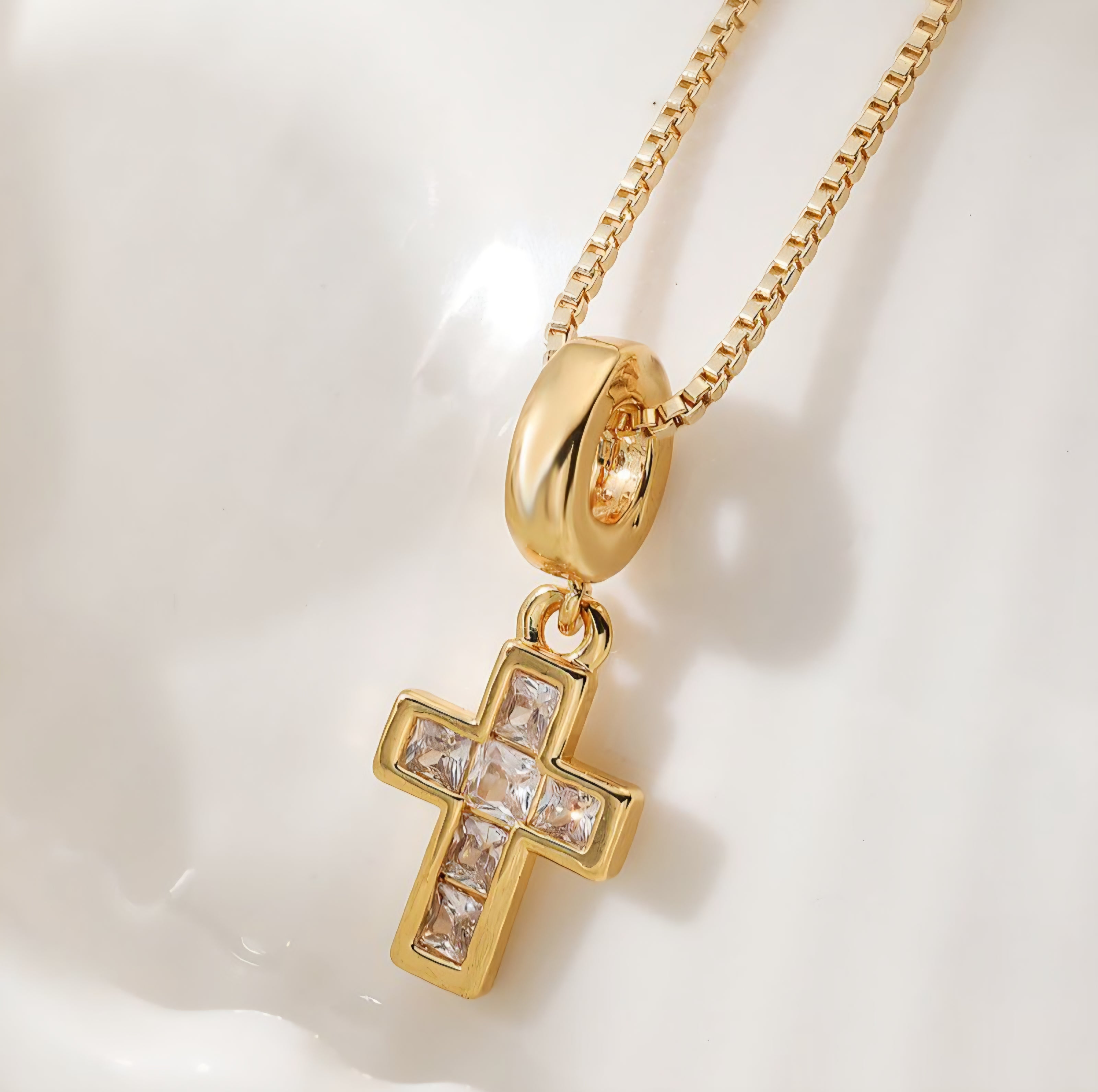 COLLAR DE CRUZ CON DETALLES EN ZIRCONIA