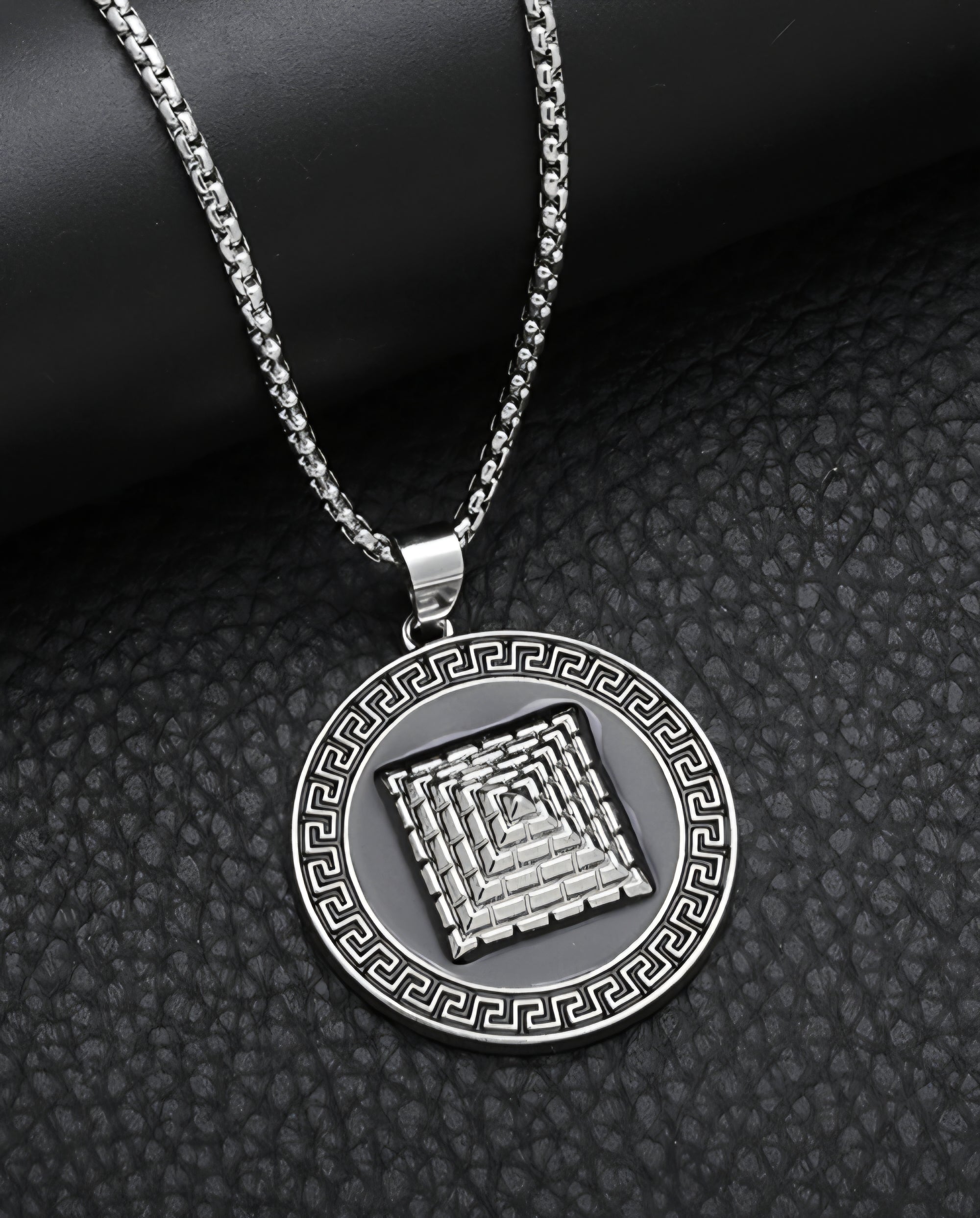 COLLAR CON MEDALLA GEOMÉTRICA