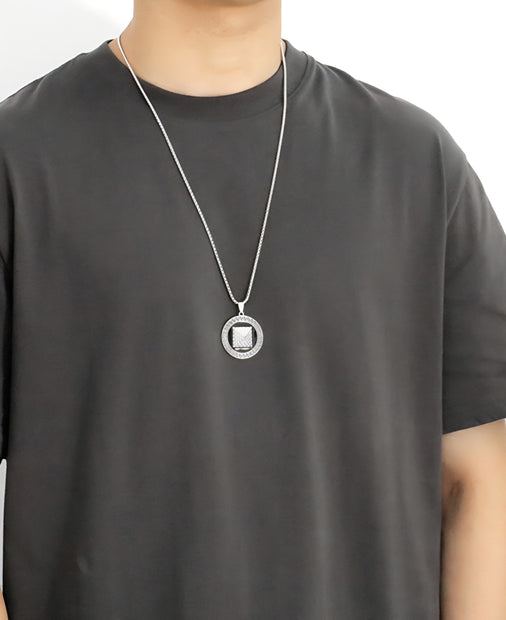 COLLAR CON MEDALLA GEOMÉTRICA