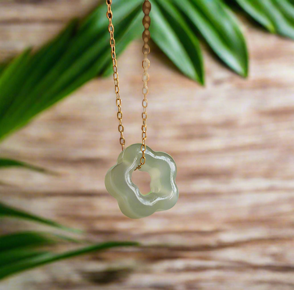 COLLAR FLOR DE CIRUELO EN JADE