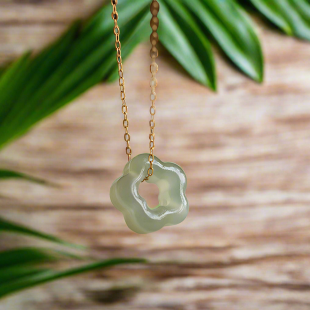 COLLAR FLOR DE CIRUELO EN JADE