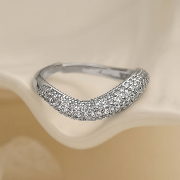 ANILLO IRREGULAR CON BRILLANTES